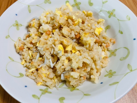 鮭フレークとじゃこの炒飯